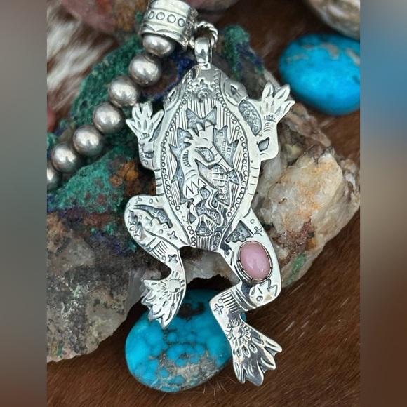 Sold 🌸 Pink conch frog storyteller southwestern Sterling silver pendant - Picture 2 of 8